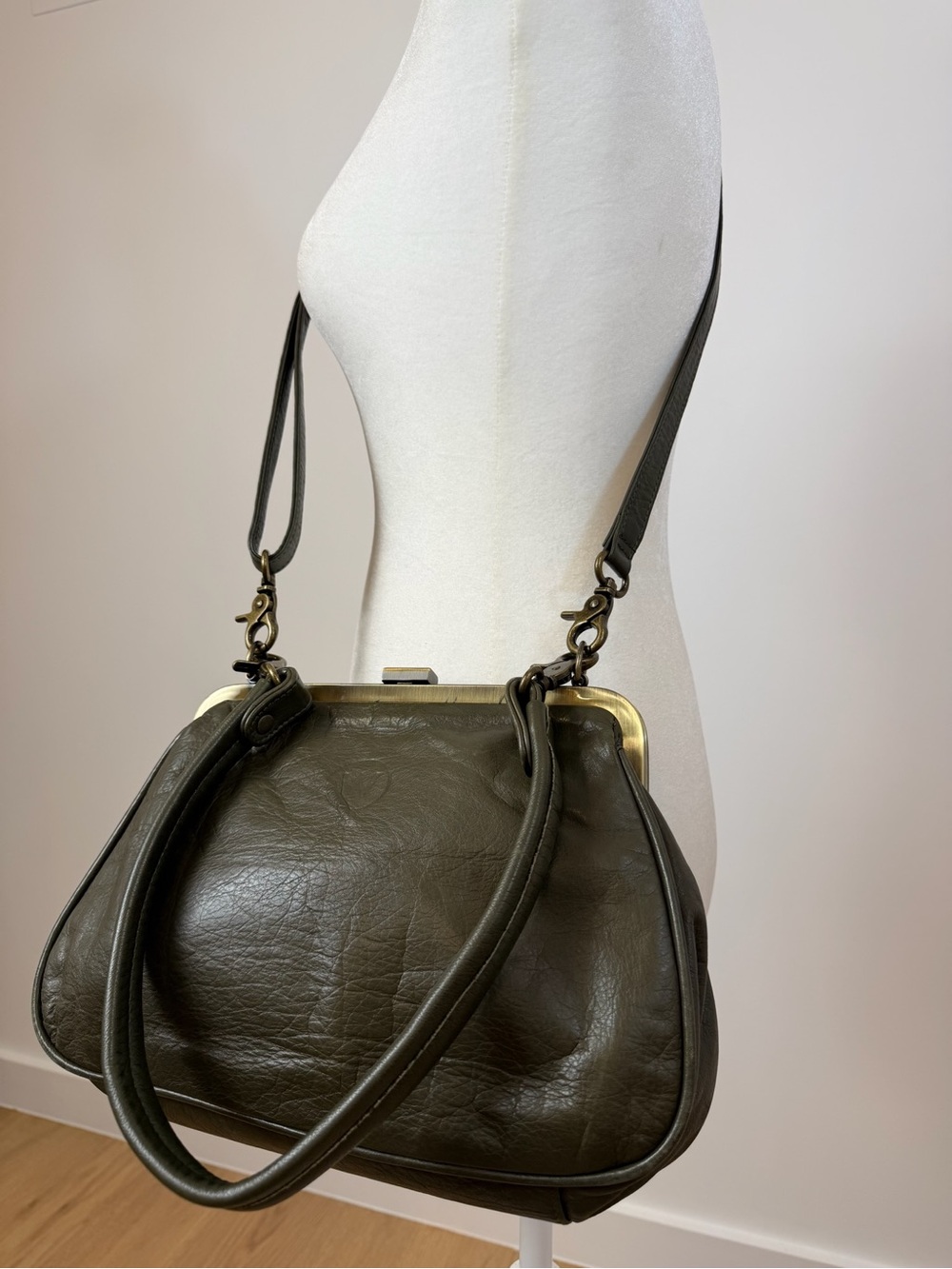 Classic Olive Leather Shoulder Bag - Picture 4 of 10